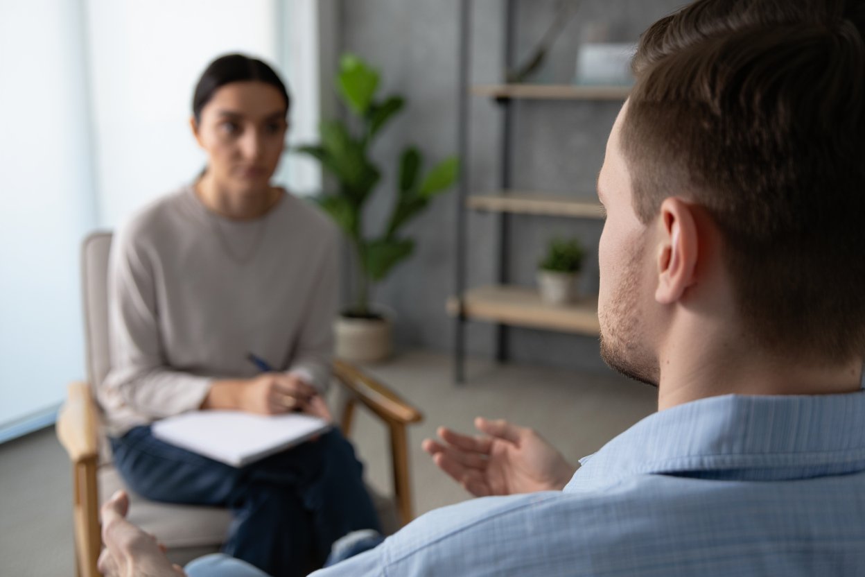 Мужчина на сеансе с психотерапевтом